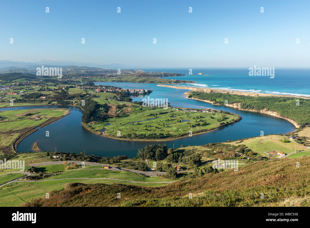 Mogro estuaire de la Picota mountain, Cantabria, ESPAGNE Banque D'Images