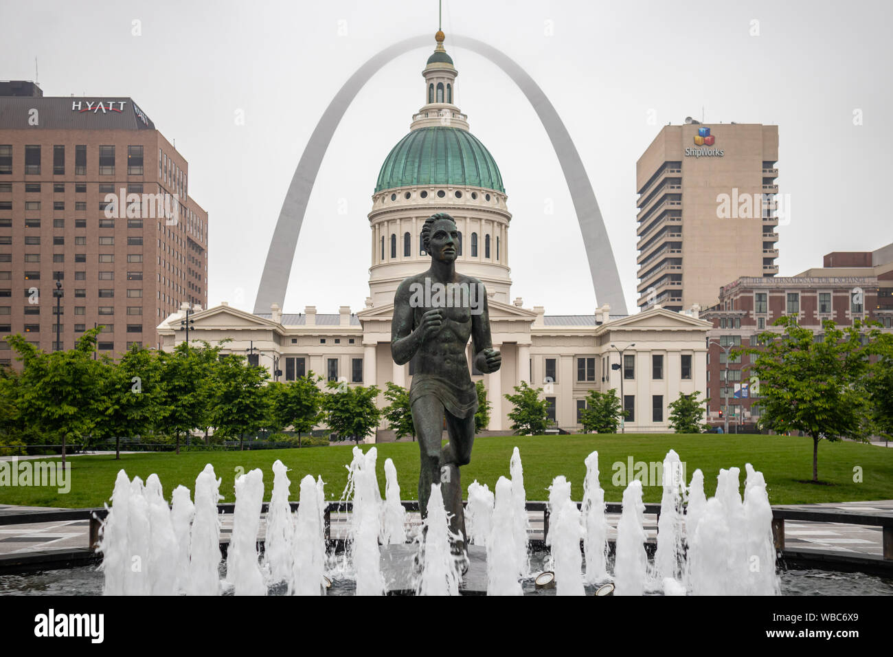 Saint Louis, Missouri, Etats-Unis d'Amérique, le 12 mai 2019. Saint Louis gateway arch et Kiener Park, nuageux jour de printemps Banque D'Images