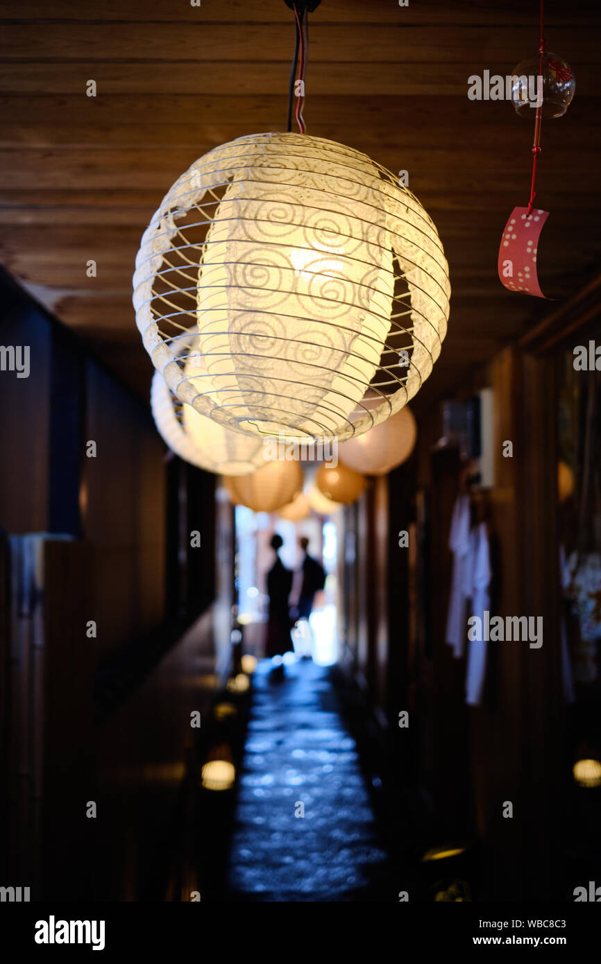 Couloir extérieur sombre éclairé par une lanterne en papier japonais Photo  Stock - Alamy
