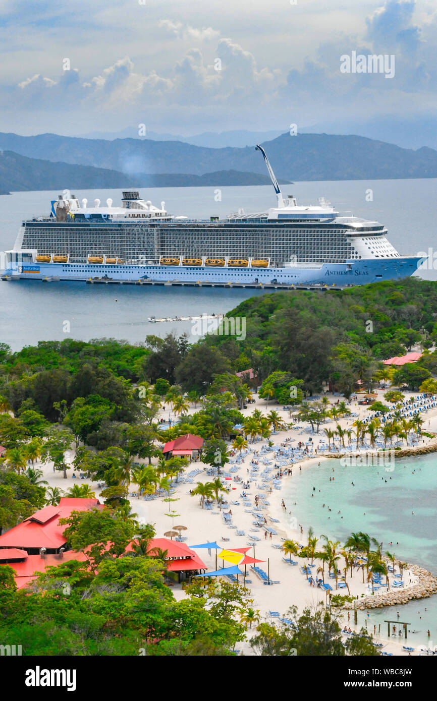 Vacances Caraïbes - gens sur la plage vue aérienne - Anthem of the Seas bateau de croisière - port Labadee Haïti - vacances royales des Caraïbes Banque D'Images