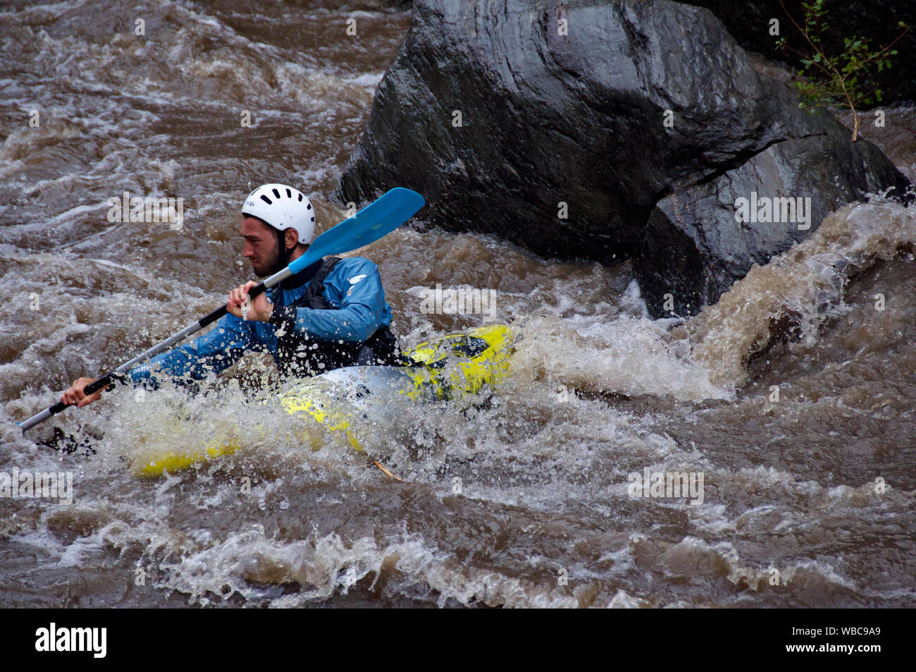 Kayak sur la rivière Noguera Pallaresa, Catalunya, Espagne Banque D'Images