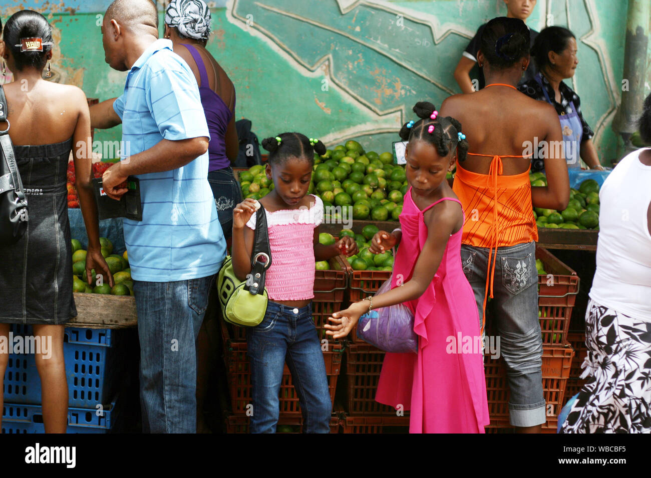 Cayenne, Guyane Française - 11.28.2010 - enfants jouant dans week-end farmers market Banque D'Images