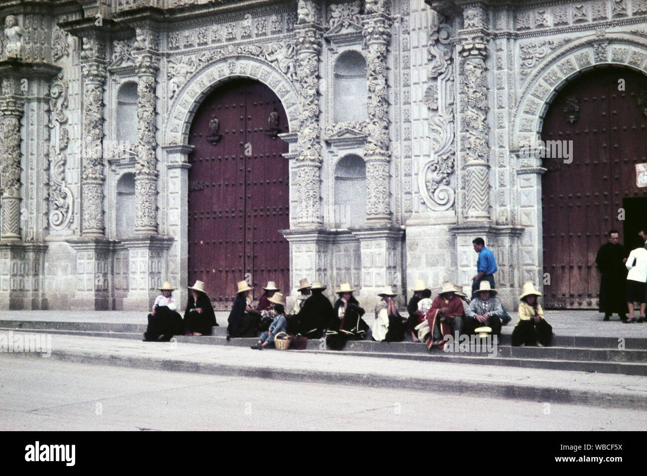 Einheimische vor der Kathedrale Santa Catalina in der Stadt Cajamarca au Pérou, 1960 er Jahre. Les Autochtones en face de la cathédrale de Santa Catalina à la ville de Cajamarca au Pérou, 1960. Banque D'Images