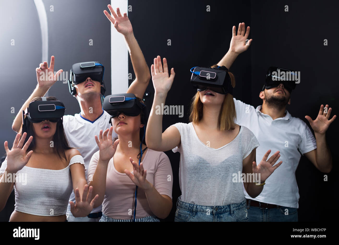 Les gens du groupe immergé dans la réalité virtuelle avec l'aide de lunettes 3D. Banque D'Images