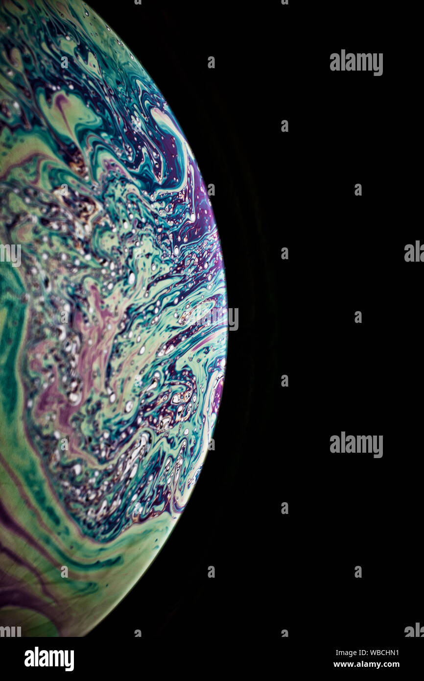 Motif fantaisie incroyable de l'eau savonneuse résumé fond demi-cercle. Modèle de l'univers planètes ou l'espace cosmique. Beaucoup d'espace pour la publicité des étiquettes. Banque D'Images