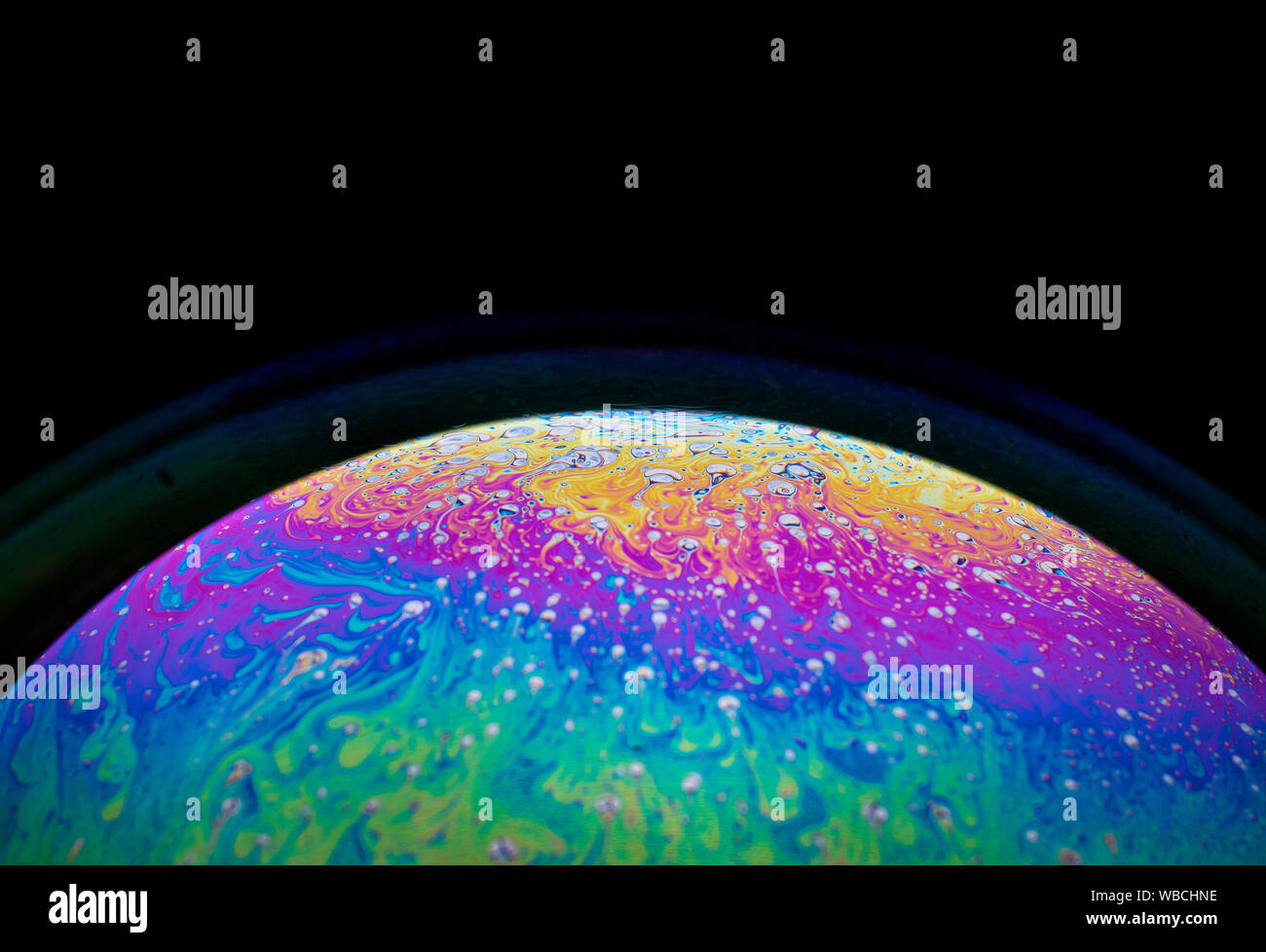 Motif fantaisie incroyable de l'eau savonneuse résumé fond demi-cercle. Modèle de l'univers planètes ou l'espace cosmique. Beaucoup d'espace pour la publicité des étiquettes. Banque D'Images