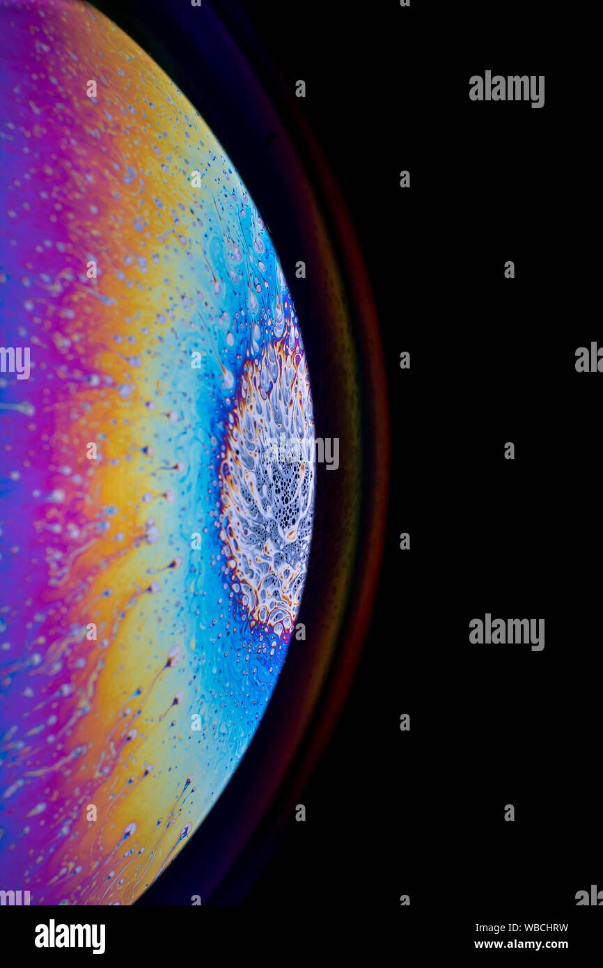 Motif fantaisie incroyable de l'eau savonneuse résumé fond demi-cercle. Modèle de l'univers planètes ou l'espace cosmique. Beaucoup d'espace pour la publicité des étiquettes. Banque D'Images