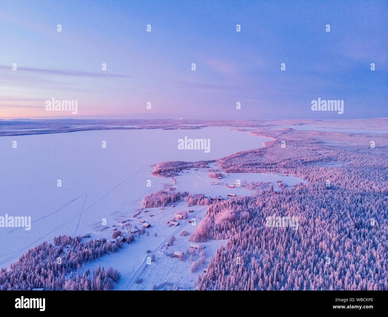 Route enneigée et forêts enneigées vu de dessus en Laponie Banque D'Images