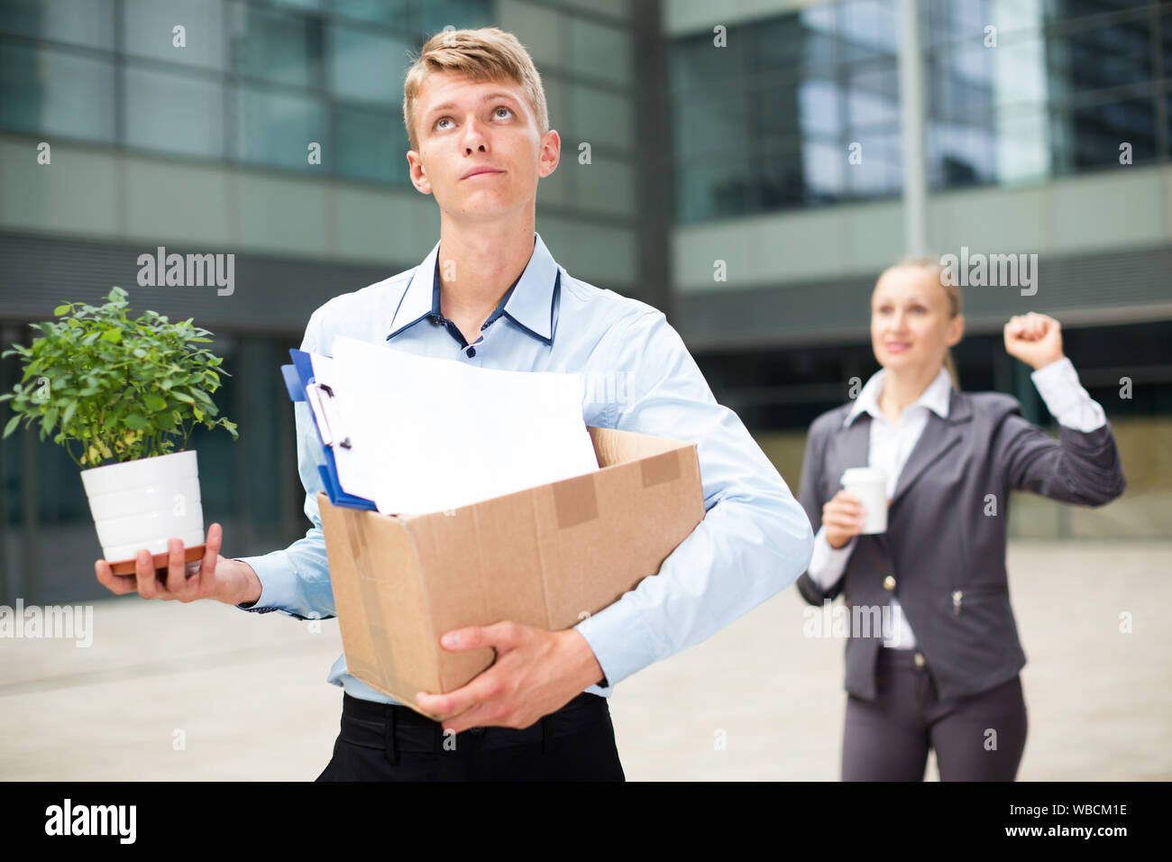 Boss femme est qui souhaitent bonne chance à l'employée de bureau sur les nouveaux lieux de travail. Banque D'Images
