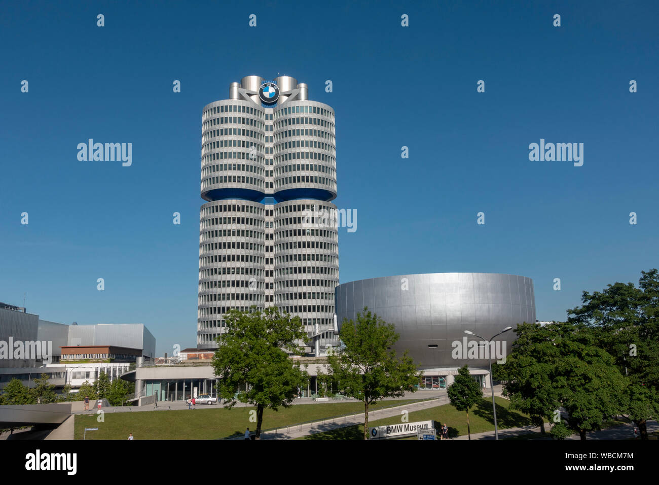 La tour BMW (avec le Musée BMW circulaire visible) à leur siège, Munich, Allemagne. Banque D'Images