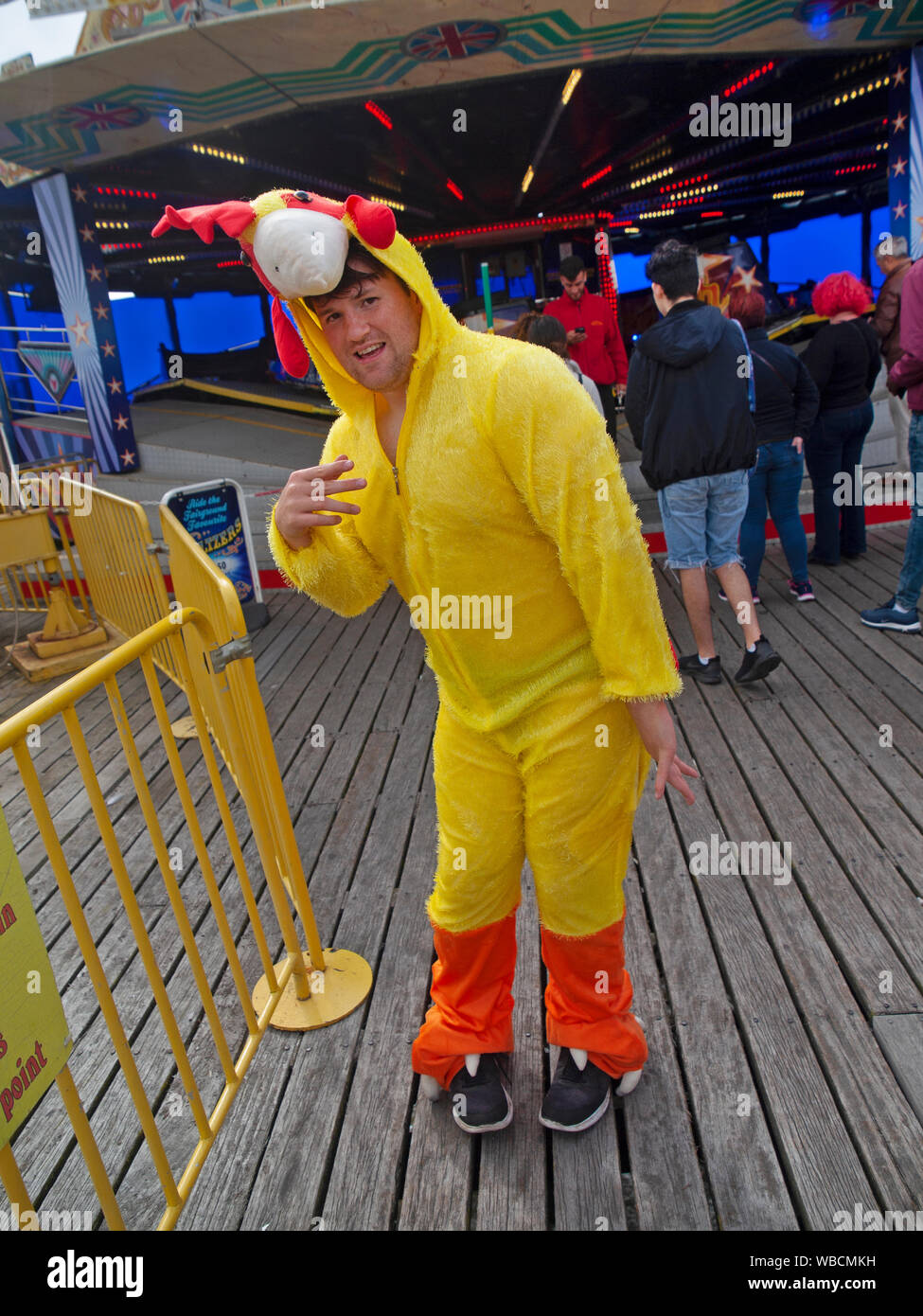 Brighton sur un enterrement de vie de garçon un homme porte un costume de poulet Banque D'Images