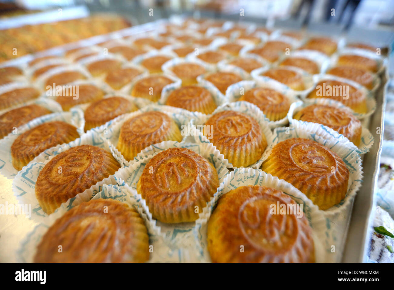 Beyrouth, Liban. Août 25, 2019. Maamoul , des gâteaux sont en vente à une pâtisserie à Saïda, Liban, le 25 août 2019. Le maamoul , gâteau, un aliment traditionnel du Liban, est une sorte de doux fait à partir de la semoule, le beurre, le sucre et l'eau du nectar, et farcies aux noix, pistaches ou dates. Source : Xinhua/Jawich Bilal Banque D'Images