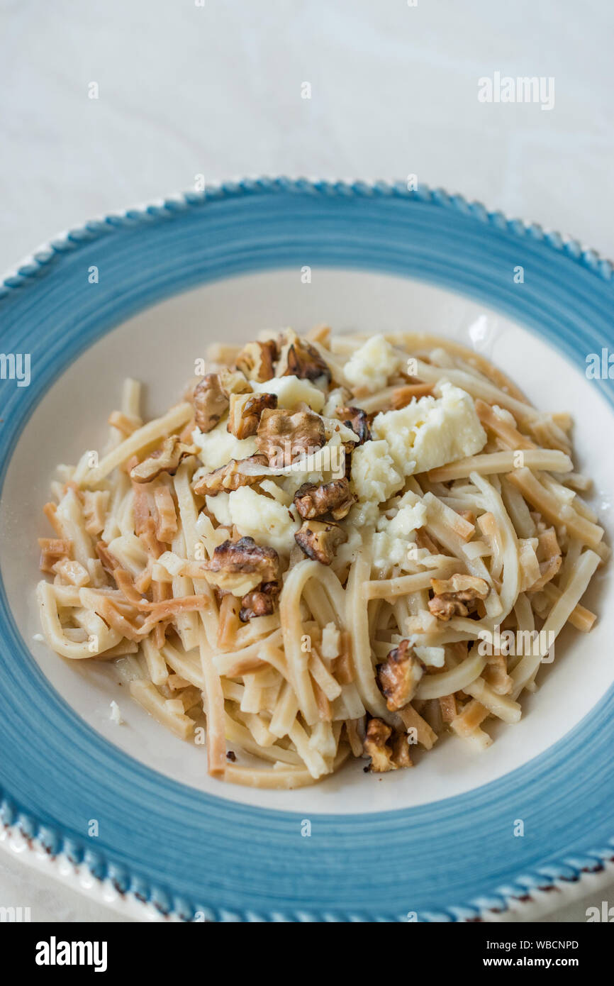Cuisine maison turque et nouilles / Eriste avec Fromage et noix. L'alimentation biologique. Banque D'Images