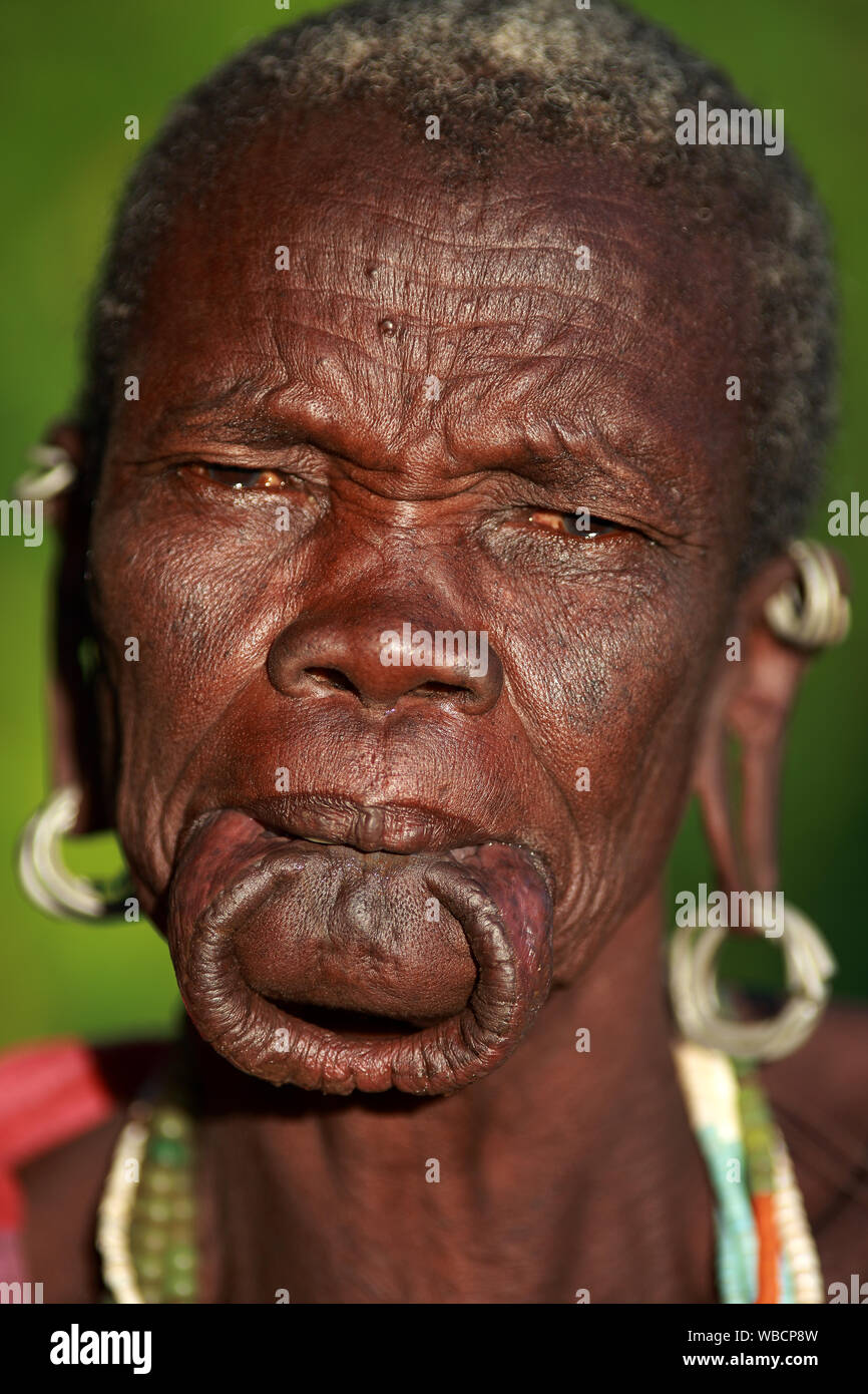 Femme lipplate avec suri dans le sud de l'Éthiopie, l'Omo. Un programme de réinstallation menace les tribus en Ethiopie. Banque D'Images