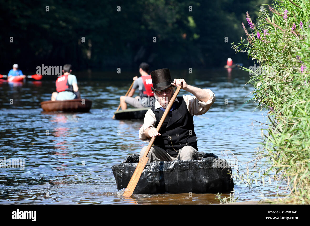Telford, Shropshire, Angleterre 26 août 2019. Habillé pour la période Conwy Richards à l'assemblée annuelle sur la régate Coracle Ironbridge River Severn. Crédit : David Bagnall/Alamy Live News Banque D'Images