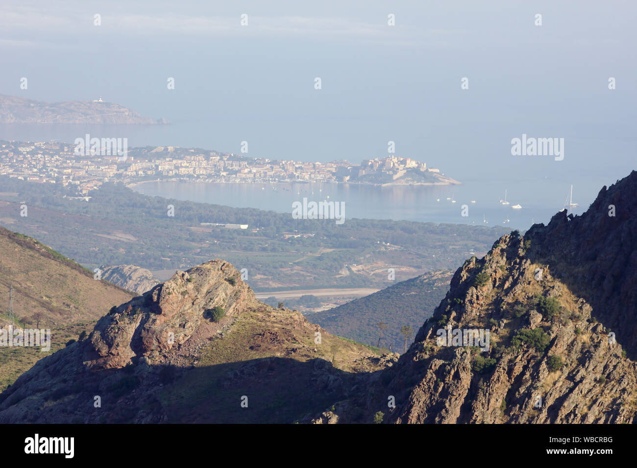 Voir Retour à Calvi et la Méditerranée, montée à Bocca a U Saltu, près de Calenzana, France, Corse, GR20 Banque D'Images