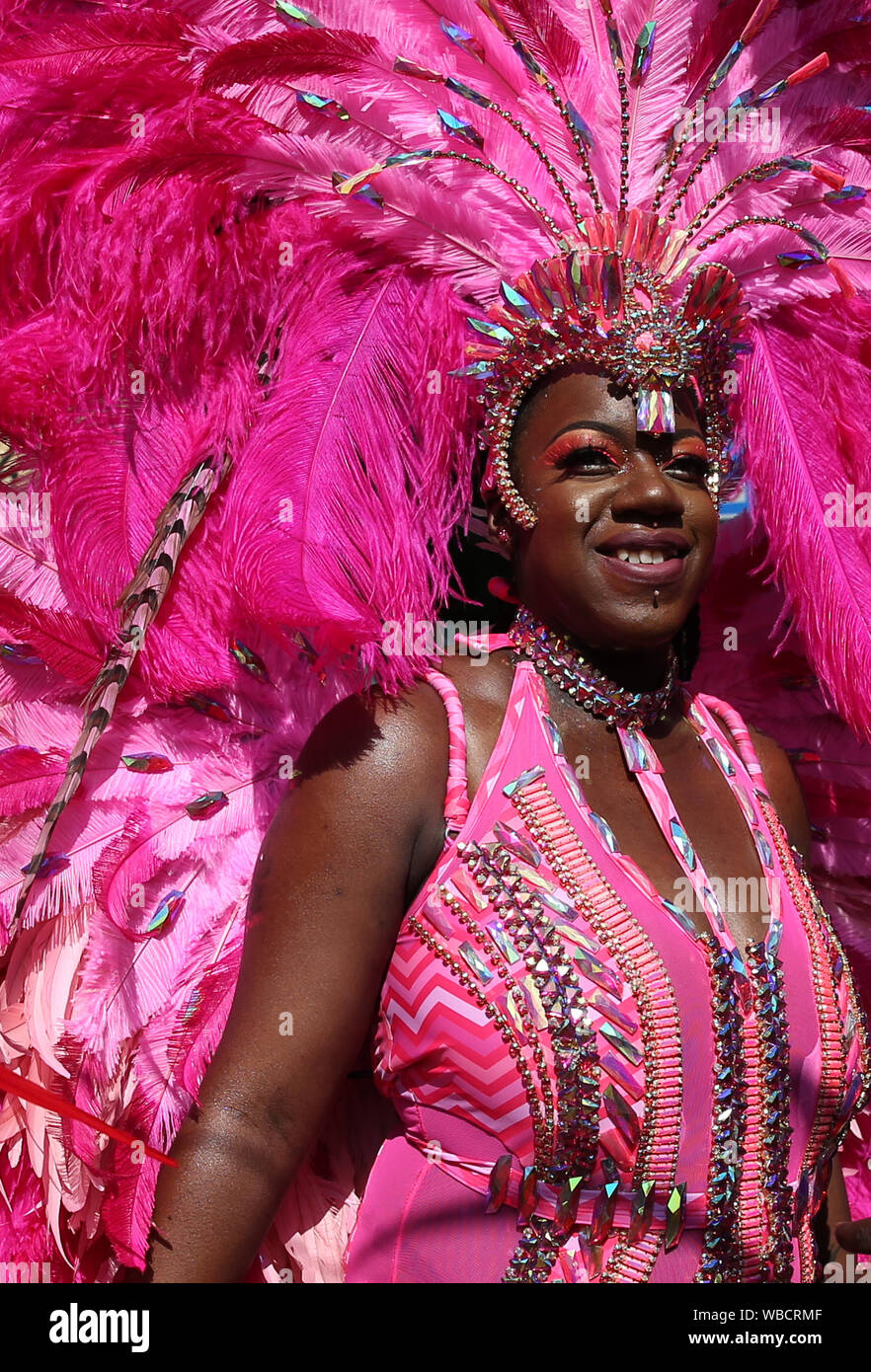 Une danseuse au cours de la le carnaval de Notting Hill dans l'ouest de Londres. Banque D'Images