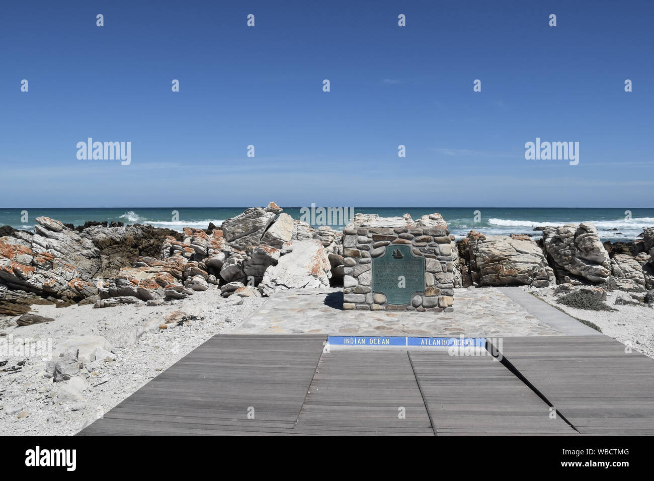 Plaque au point le plus au sud de l'Afrique à l'océan Atlantique et l'Océan Indien à cap Agulhas sur sunny day Banque D'Images