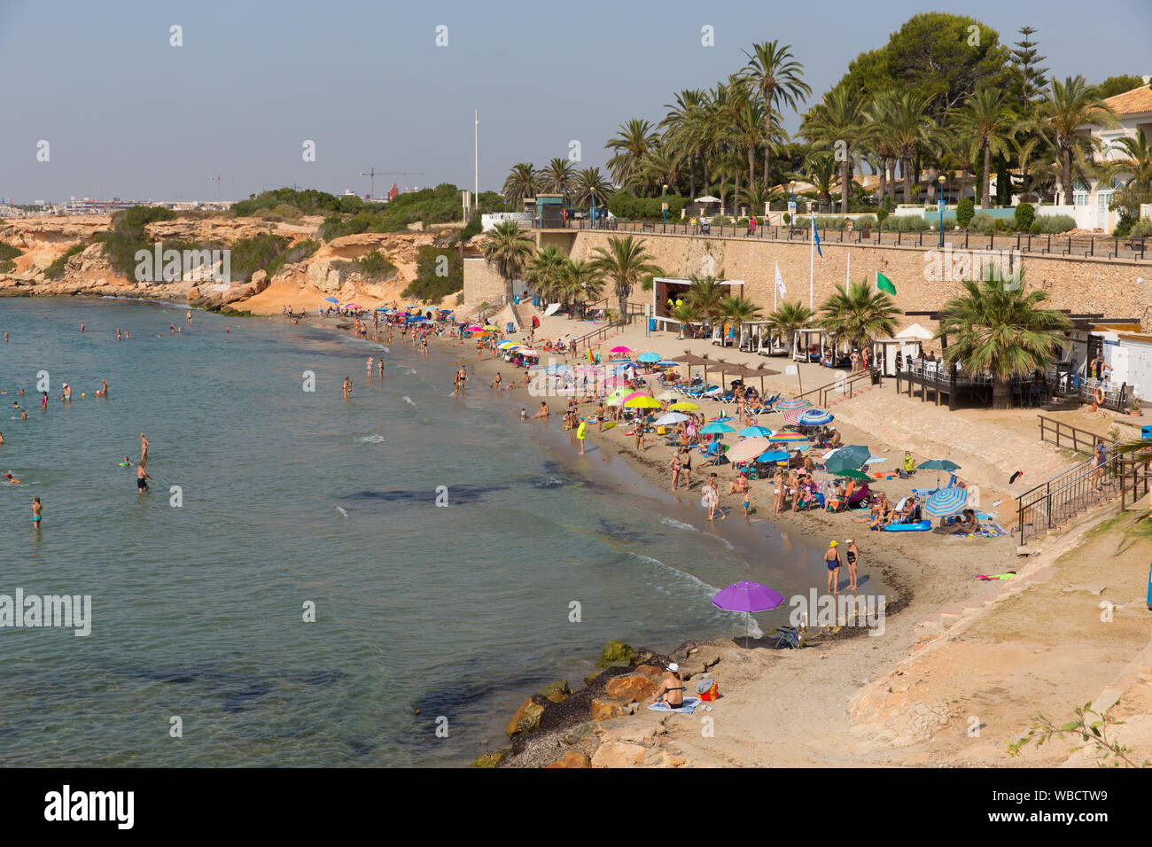 Punta Prima Orihuela Costa, Costa Blanca, Alicante, province de l'Espagne avec les touristes sur la plage de beau temps Banque D'Images