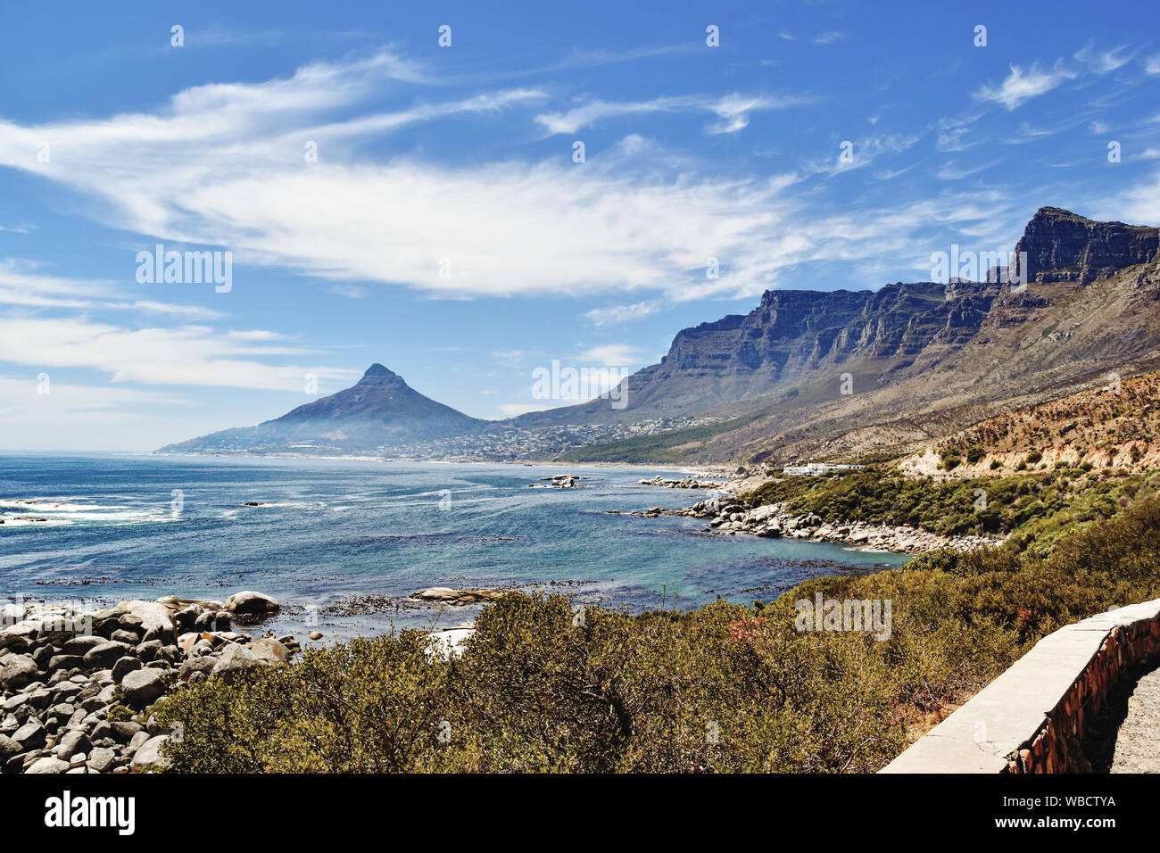 Camps Bay et douze Apôtres contre l'océan et le ciel bleu sur sunny day, vu de Oudekraal Banque D'Images