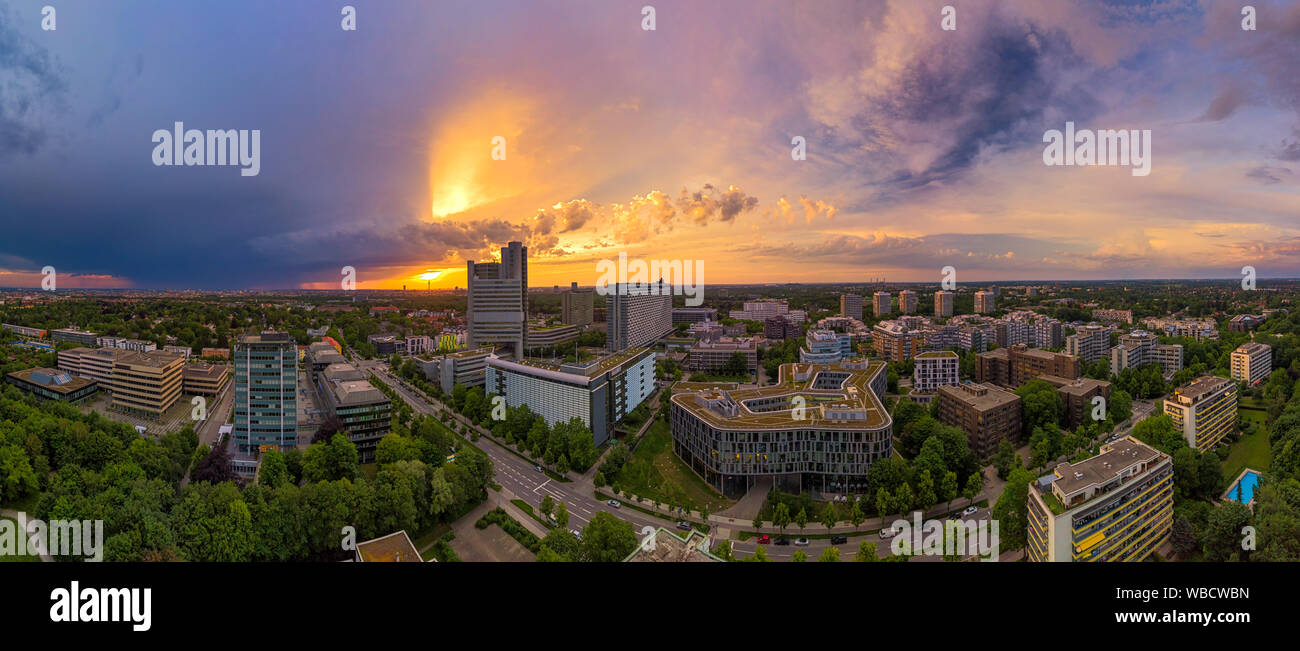 Au-dessus de Munich, un droneshot panoramique dans la soirée en couleur au coucher du soleil. Banque D'Images