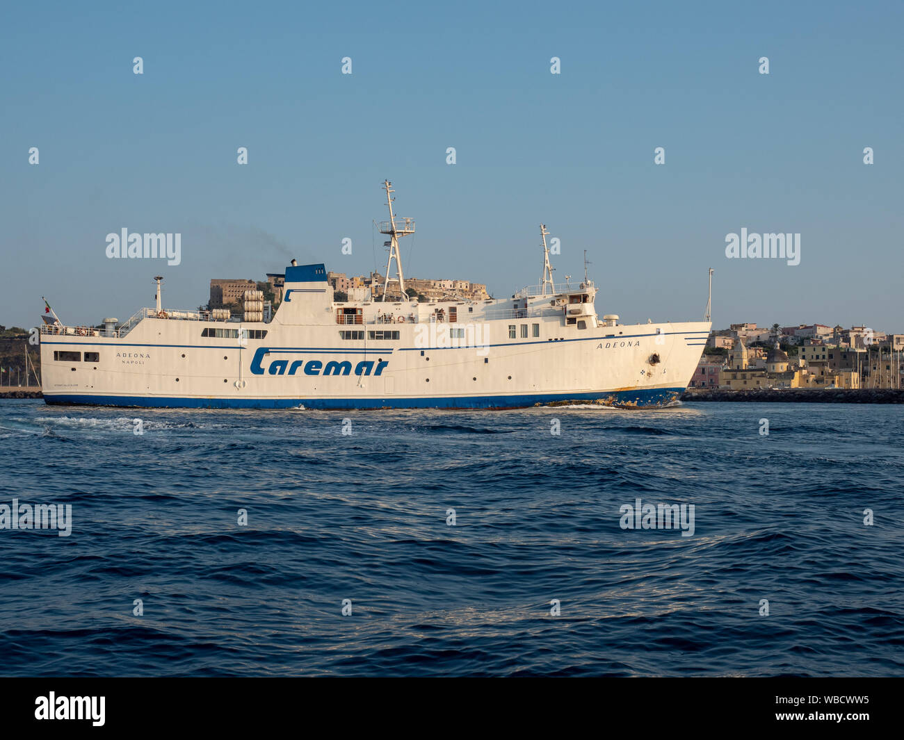 Navire Caremar, ADEONA, entrant en Procida's dock Banque D'Images