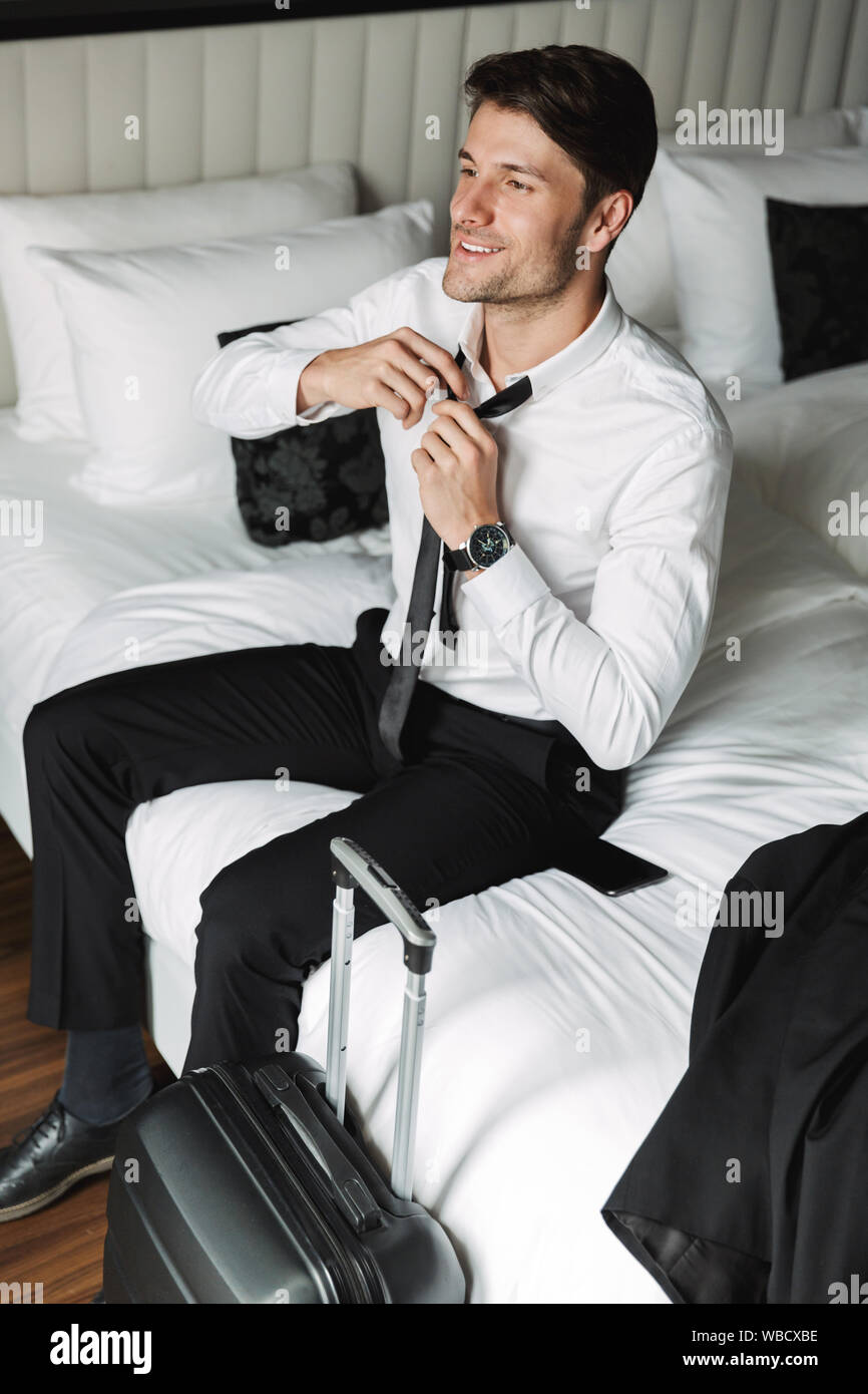 Serie Arte L'homme De La Chambre 301 Droit de joyeux jeune homme portant costume formel déchaînant sa
