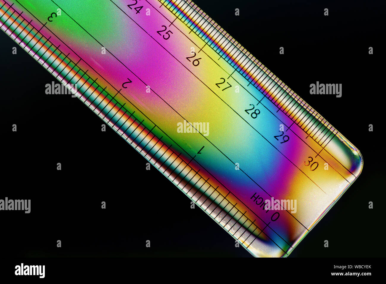 Image de polarisation croisée une règle indiquant les motifs colorés dans le plastique du stress Banque D'Images