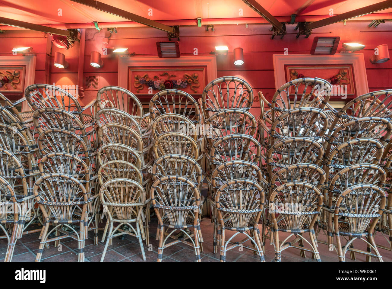 Chaises de Bistro, restaurant Les Ponchettes, Place Charles Felix, Cote d Azur, France Banque D'Images