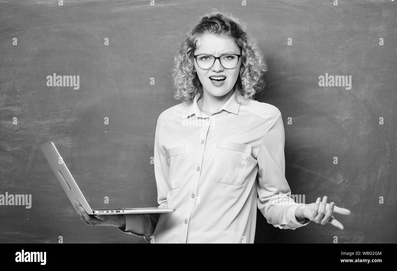 Étudier en ligne. Travail à distance. Ordinateur portable enseignant tableau recherche d'informations de fond. Ordinateur portable femme surf internet. Étudiant de la tige. Cours en ligne de l'enseignement. L'informatique et la programmation. L'école en ligne. Banque D'Images