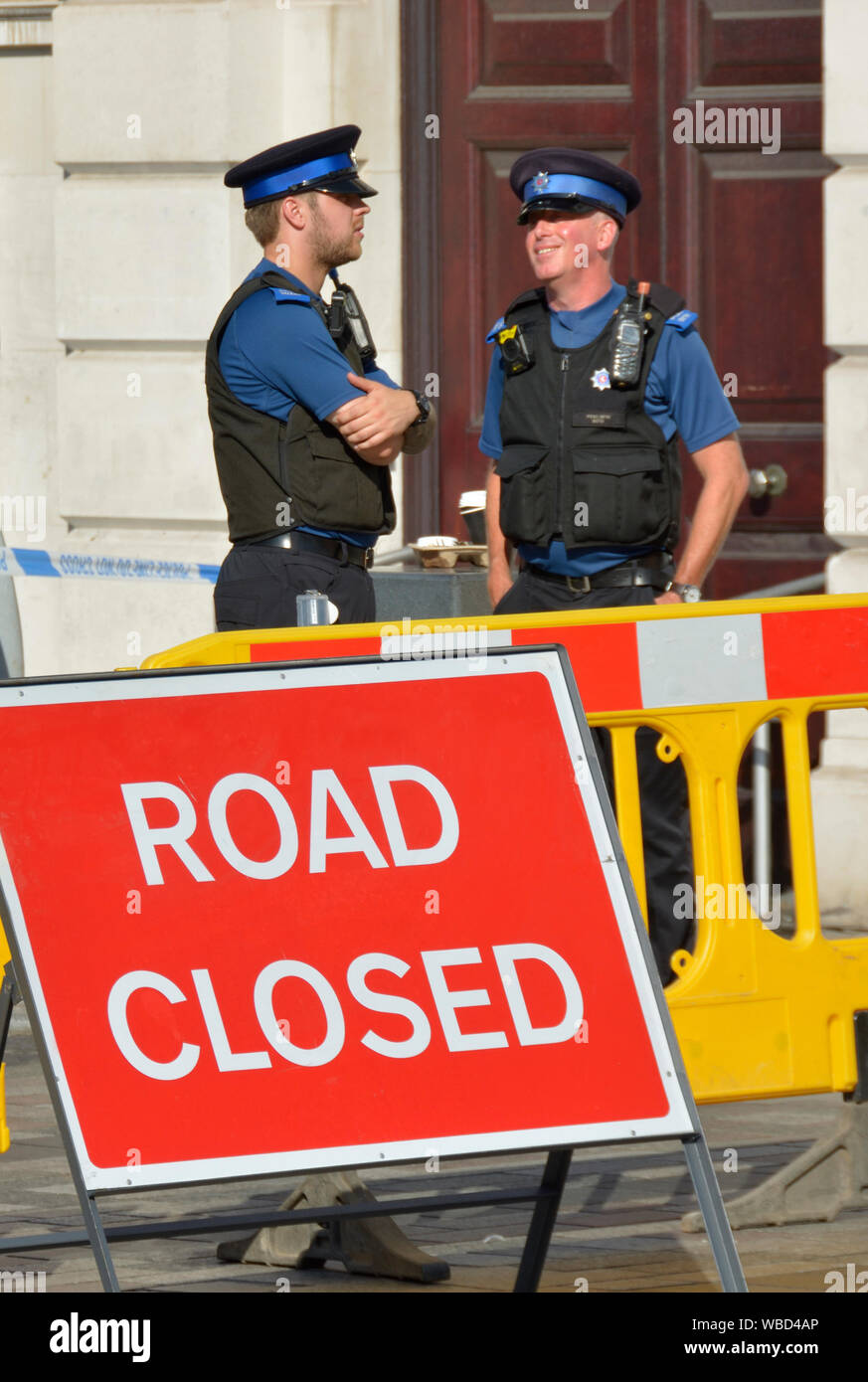 Maidstone, Kent, UK. Cordon de police proximité du centre ville un dimanche matin, tandis que des équipes de médecine légale enquêter sur la scène de plusieurs attaques à la nuit. Banque D'Images