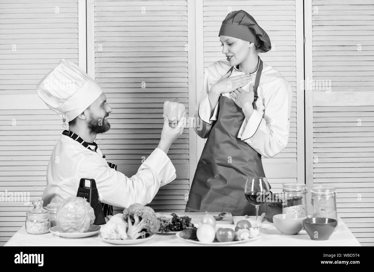 M'épouser. Régimes et d'une cuisine culinaire. vitamine. Cuisine familiale dans une cuisine. l'homme et la femme chef dans un restaurant. couple heureux en amour avec alimentation saine. végétarien. cook uniforme. proposition concept. Banque D'Images