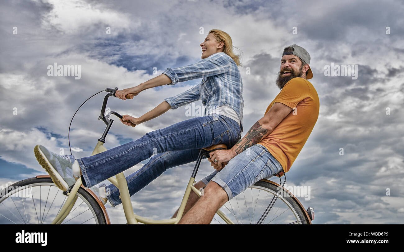 Date d'idées. L'homme et la femme louer des vélos pour découvrir la ville. Location de vélo ou louer un vélo pour de courtes périodes de temps. Couple avec location date romantique fond de ciel. Couple amoureux à l'extérieur date du vélo. Banque D'Images