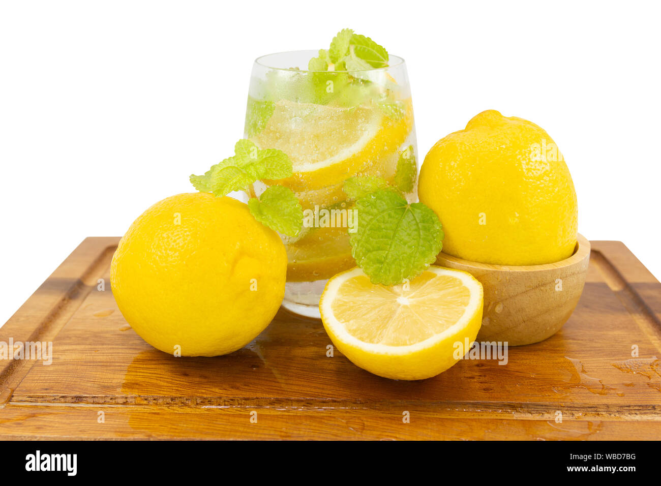 Fruits frais citron jaune en verre sur le bois pour les jours chauds d'été et bon pour la santé isolé sur fond blanc Banque D'Images