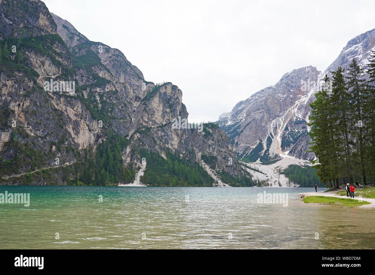 Lac en montagne, chemin sur la rive du lac . Lago di Braies, Dolomites, Italie Banque D'Images