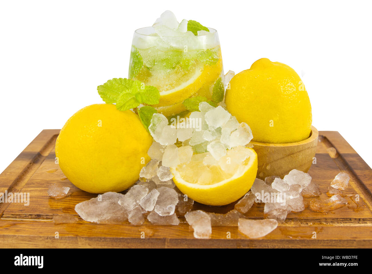 Fruits frais citron jaune en verre sur le bois pour les jours chauds d'été et bon pour la santé isolé sur fond blanc Banque D'Images