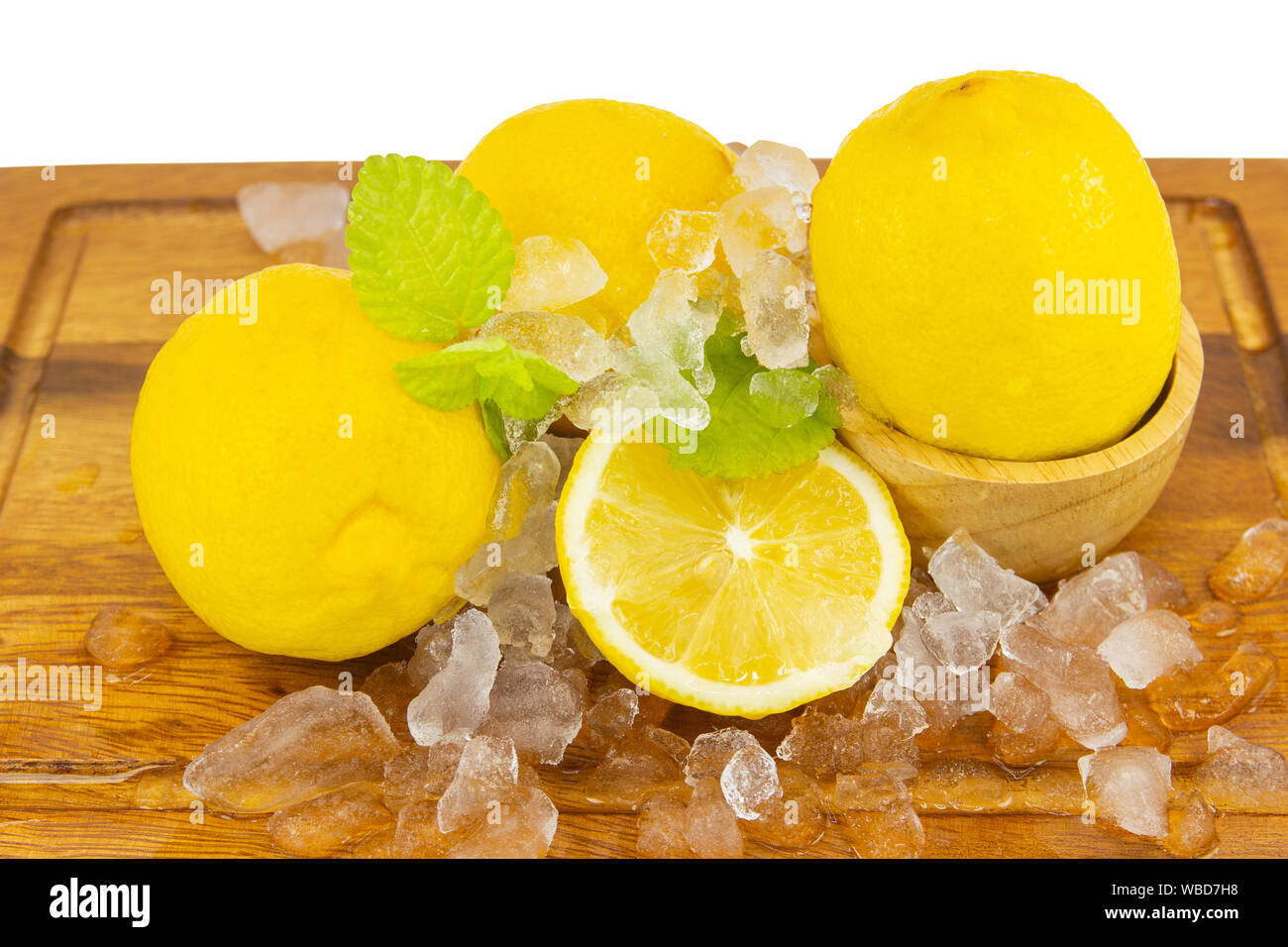 Fruits frais citron jaune en verre sur le bois pour les jours chauds d'été et bon pour la santé isolé sur fond blanc Banque D'Images