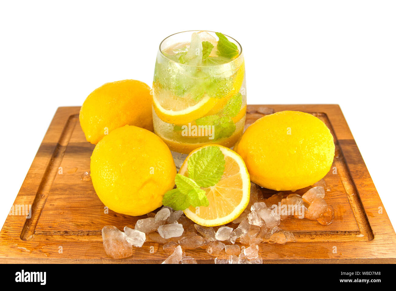Fruits frais citron jaune en verre sur le bois pour les jours chauds d'été et bon pour la santé isolé sur fond blanc Banque D'Images