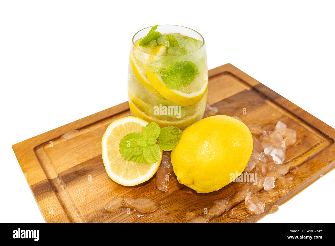 Fruits frais citron jaune en verre sur le bois pour les jours chauds d'été et bon pour la santé isolé sur fond blanc Banque D'Images