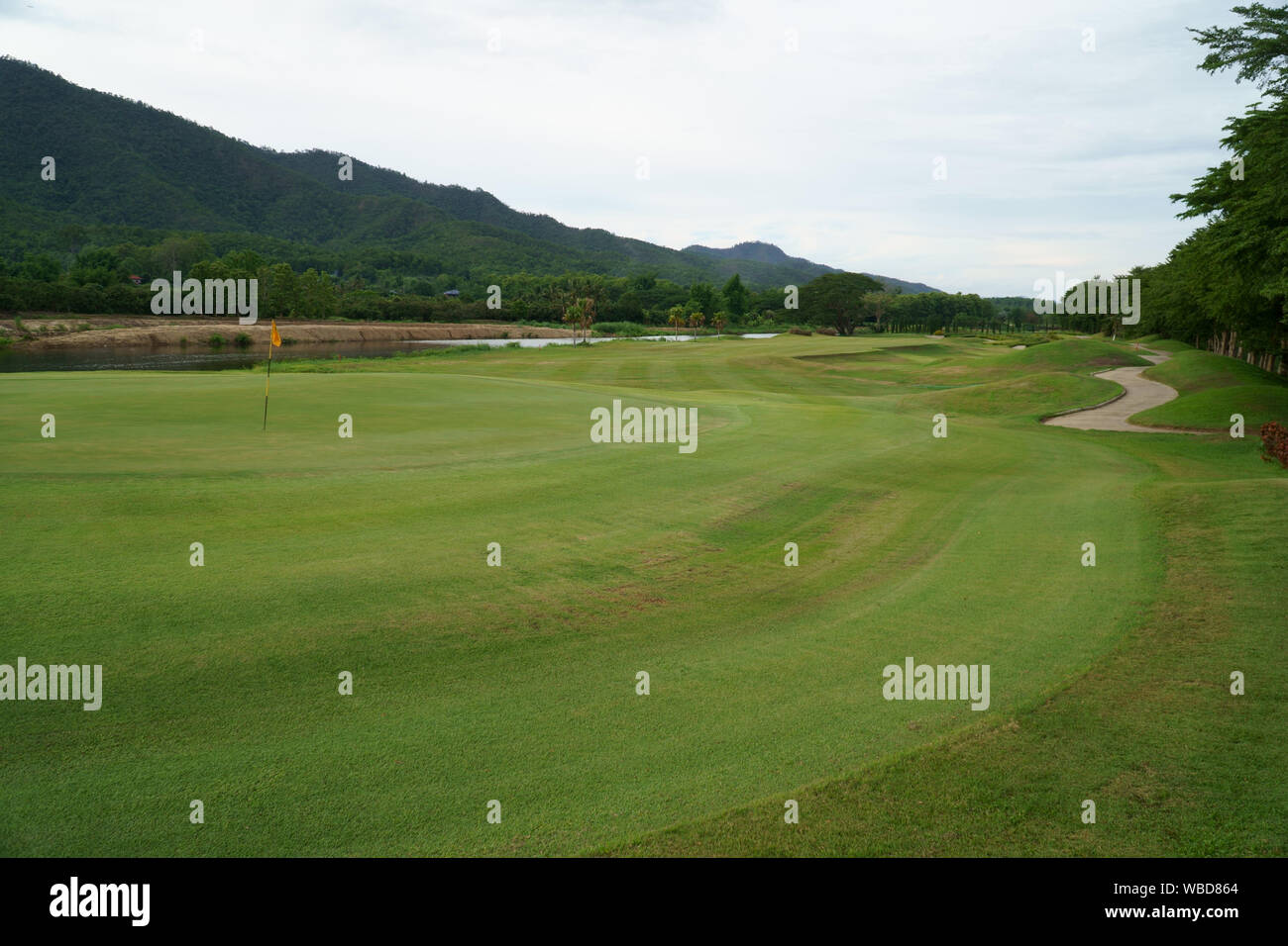 Golf Proche, beau paysage d'un court de golf avec de l'herbe bien verte et fond de montagne Banque D'Images