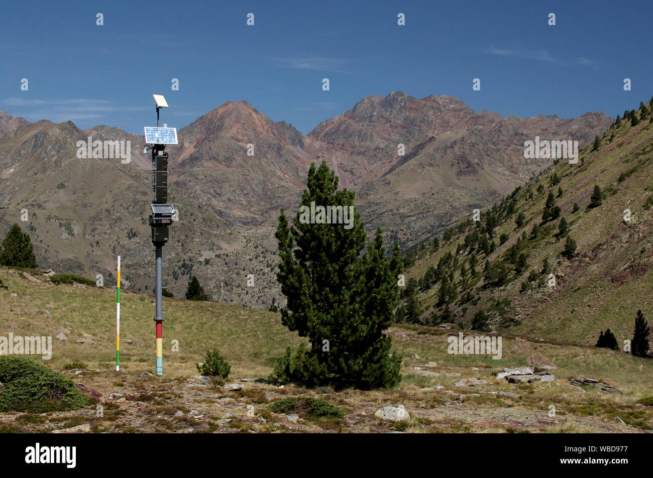 Vue sur le PICA D'Estats, plus haute montagne dans les Pyrénées Catalanes avec station météo dans l'avant-plan Banque D'Images