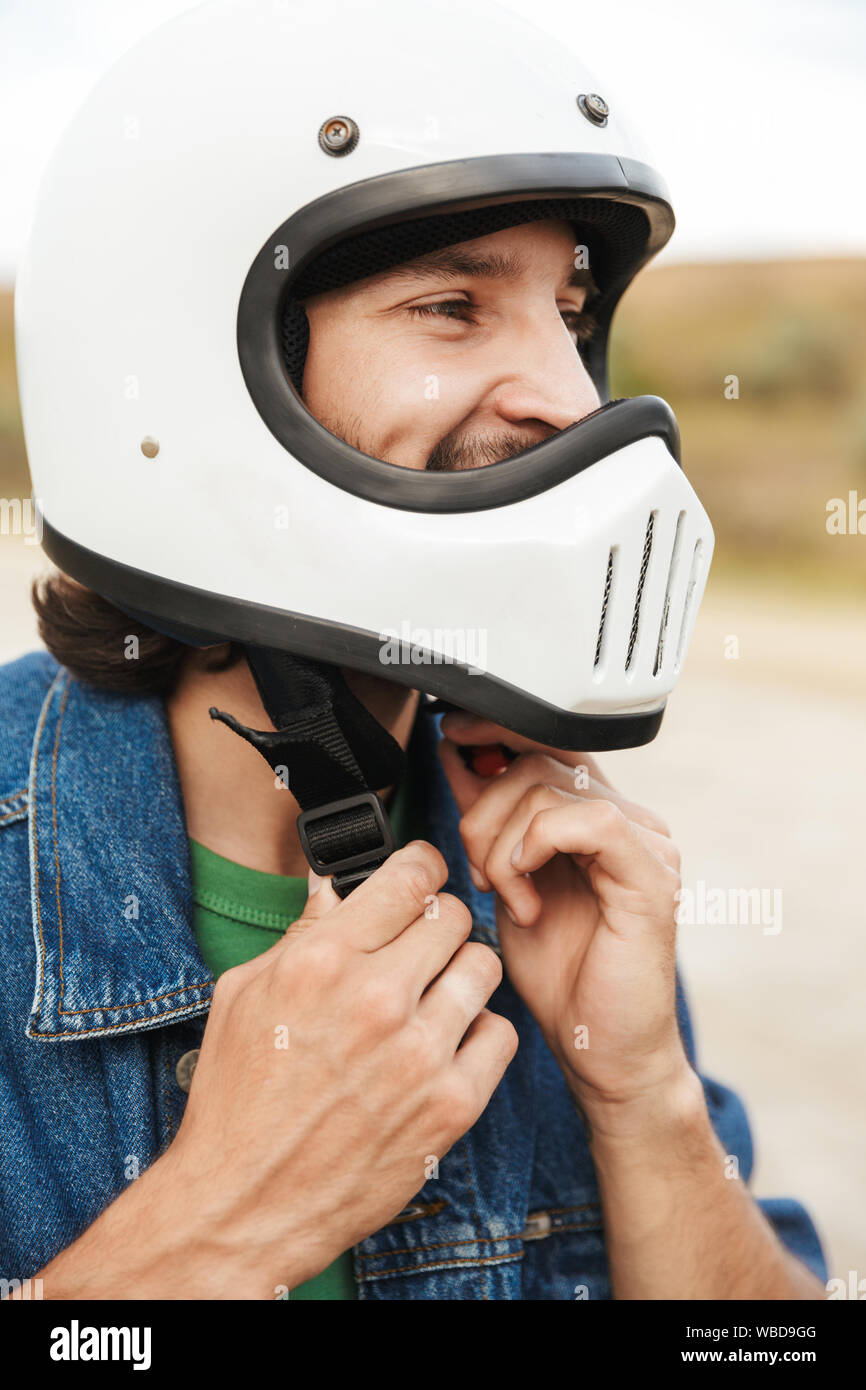 Close up of a young man wearing tenue décontractée à la plage, mettre sur un casque Banque D'Images