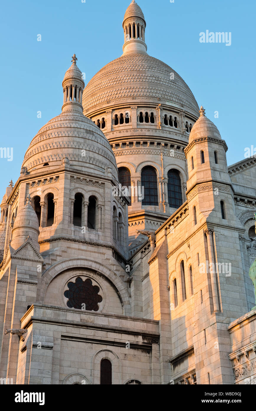 Coucher du soleil sur le Sacré-Coeur (Sacré-Cœur du Christ) Église catholique romaine. Montmartre, Paris, France Banque D'Images