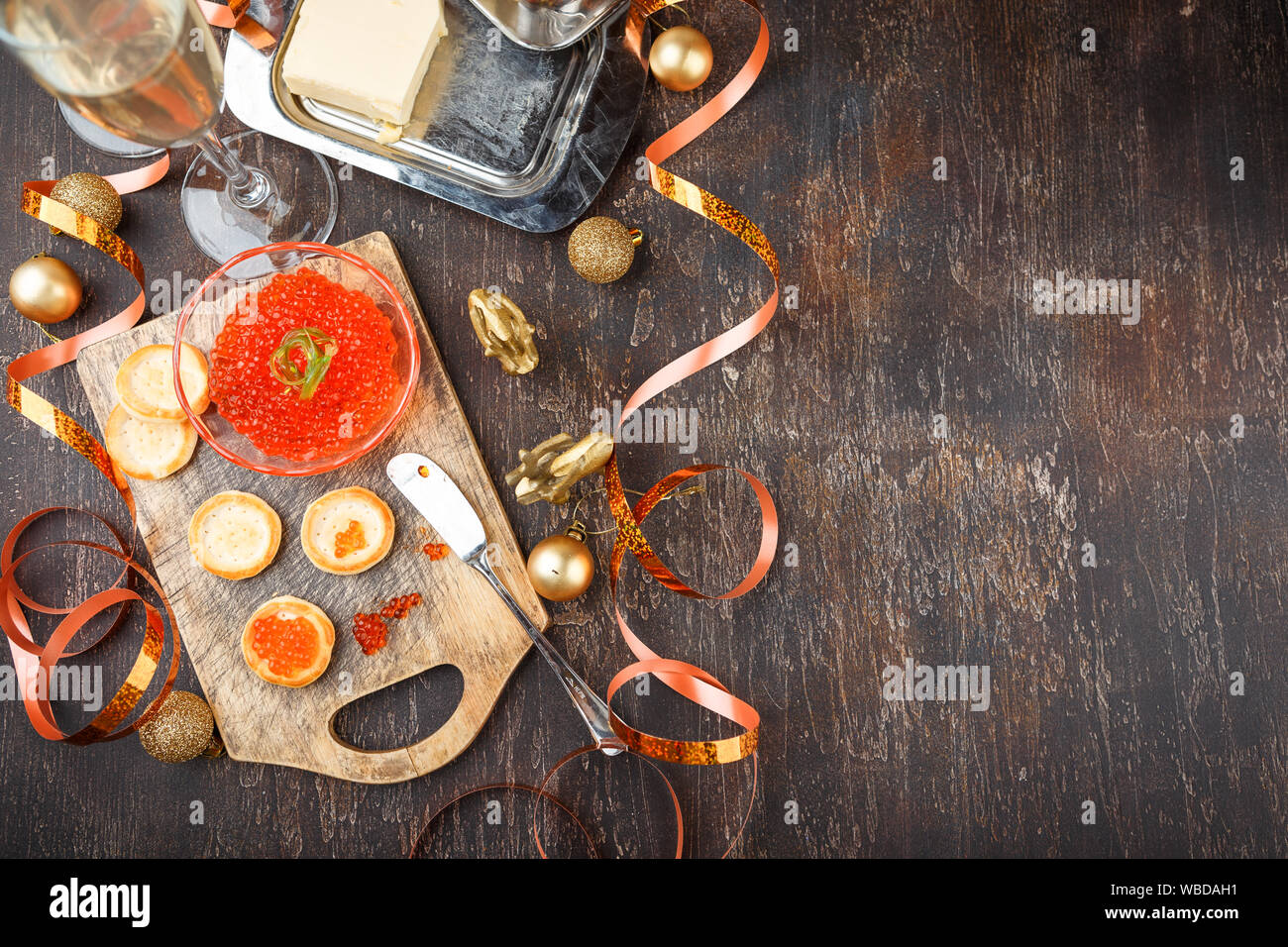 Tartelettes avec du caviar rouge, du champagne et du beurre sur une table de fête. Noël russe traditionnelle ou New Year's Table des fêtes. Vue d'en haut. Un espace réservé au texte Banque D'Images