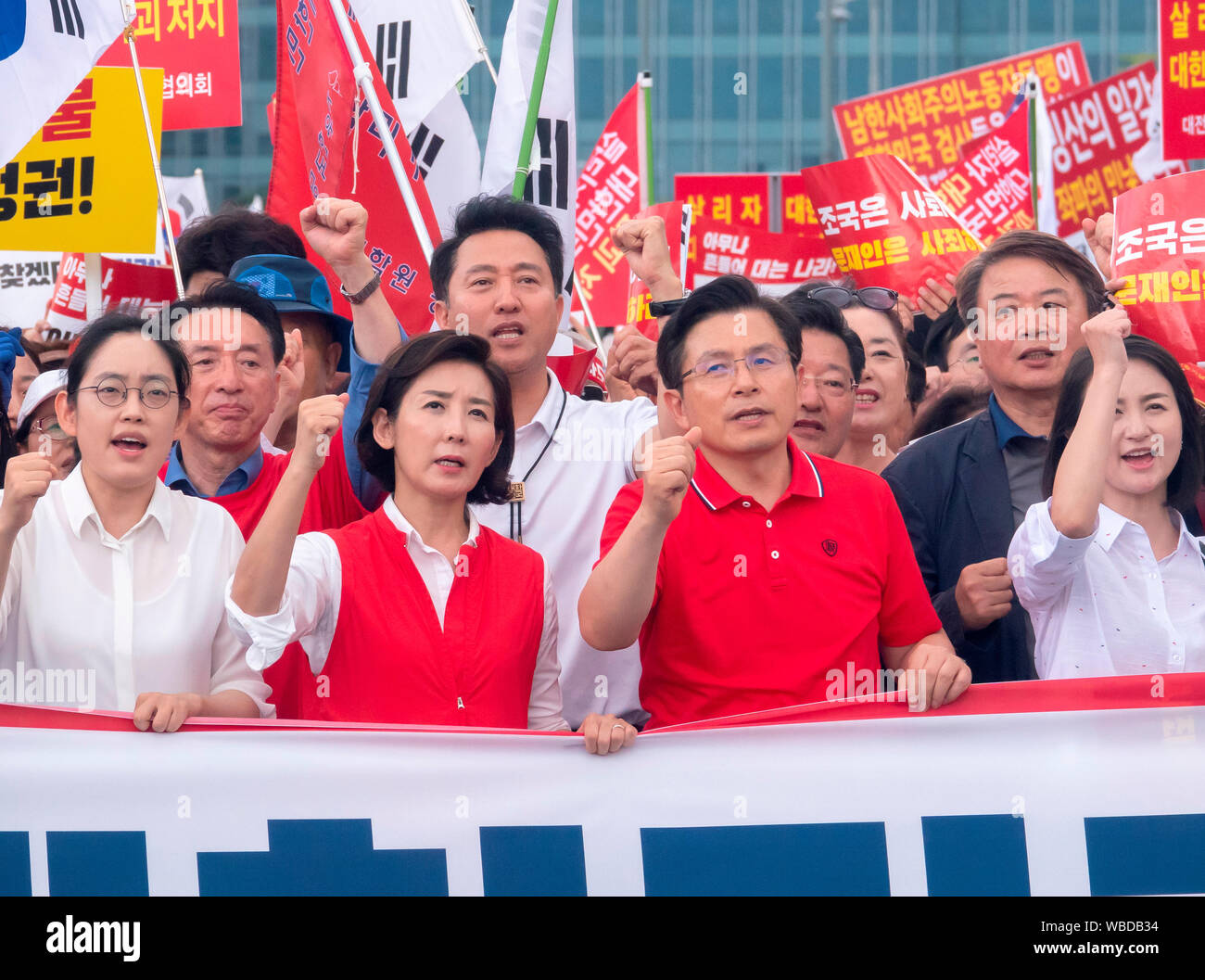 Hwang et Kyo-Ahn Kyung-Won Na, le 24 août, 2019 : Corée du Sud de la principale opposition Liberté Corée Partie (LKP) président Hwang Kyo-Ahn (2e R, à l'avant) et le responsable de l'espace Na Kyung-Won (2L, chant avant) au cours d'un des slogans en mars après un rassemblement à Séoul, Corée du Sud. Des milliers de membres y compris le LKP, ses législateurs se sont ralliés à critiquer le président sud-coréen Moon Jae-In sur diverses questions telles que les politiques sur la Corée du Nord et le Japon, et le ministre de la Justice, candidat Cho Kuk ses qualifications. Credit : Lee Jae-Won/AFLO/Alamy Live News Banque D'Images