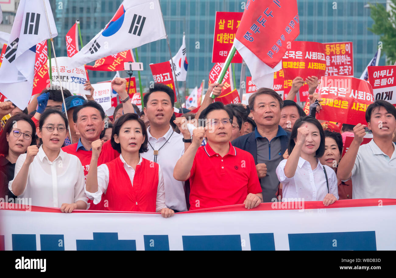 Hwang et Kyo-Ahn Kyung-Won Na, le 24 août, 2019 : Corée du Sud de la principale opposition Liberté Corée Partie (LKP) président Hwang (Kyo-Ahn C, à l'avant) et le responsable de l'espace Na Kyung-Won (2L, chant avant) au cours d'un des slogans en mars après un rassemblement à Séoul, Corée du Sud. Des milliers de membres y compris le LKP, ses législateurs se sont ralliés à critiquer le président sud-coréen Moon Jae-In sur diverses questions telles que les politiques sur la Corée du Nord et le Japon, et le ministre de la Justice, candidat Cho Kuk ses qualifications. Credit : Lee Jae-Won/AFLO/Alamy Live News Banque D'Images