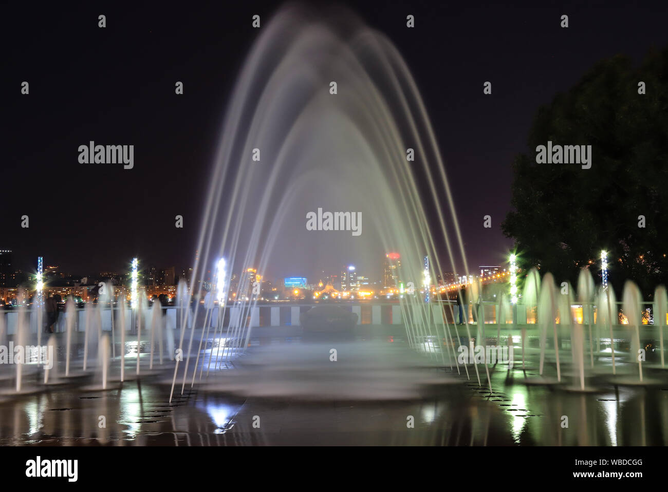 Pittoresque, belle grande fontaine de nuit. Voir la soirée de Dnepropetrovsk, Ukraine. Banque D'Images