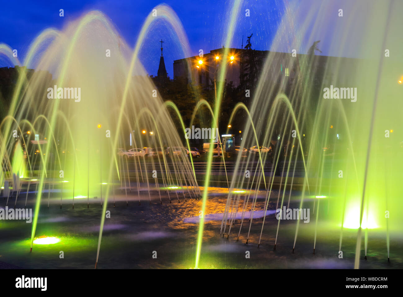 Pittoresque, belle grande fontaine f couleur de nuit. Voir la soirée de Dnepropetrovsk, Ukraine. Banque D'Images