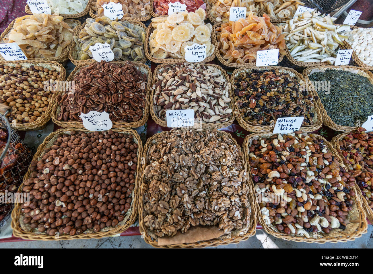 Place Richelme, marché, market stall , les noix et fruits secs, Aix en Provence, France Banque D'Images