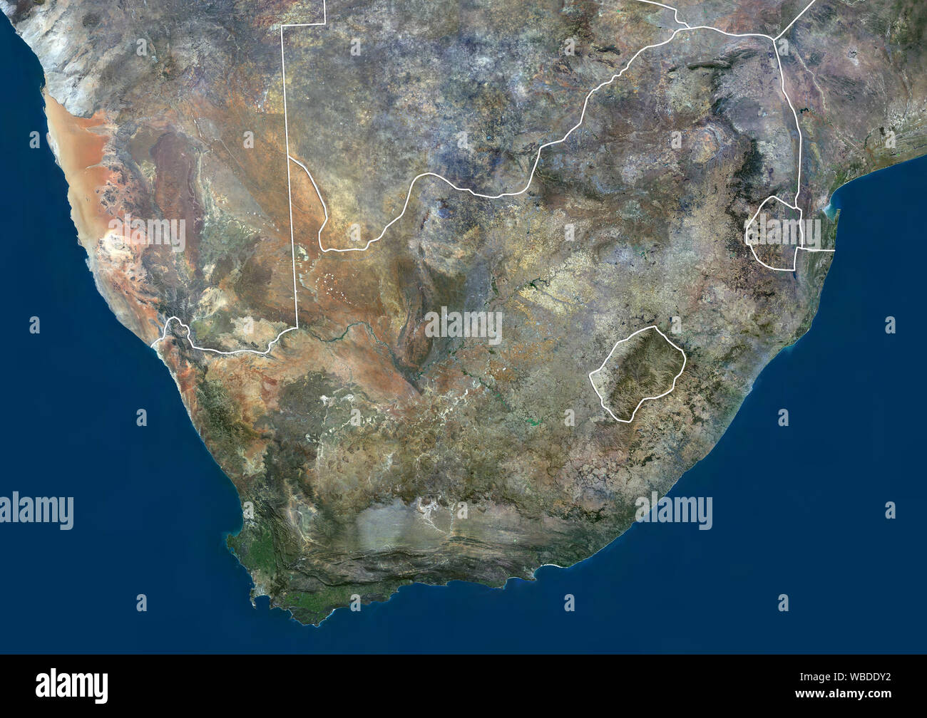 Image satellite de la couleur de l'Afrique du Sud (avec des limites administratives), notamment au Lesotho et au Swaziland. Cette image a été compilé à partir de données acquises par Sentinel-2 & satellites Landsat 8. Banque D'Images